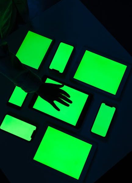LED vs OLED: oświetlenie lad eventowych – porównanie 2025