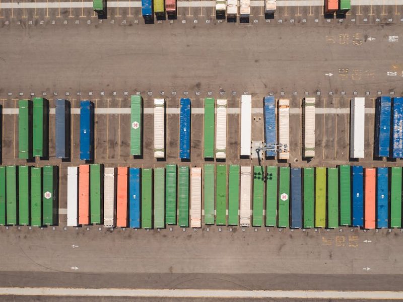 Wsparcie techniczne i logistyczne na targach – gdzie szukać pomocy?